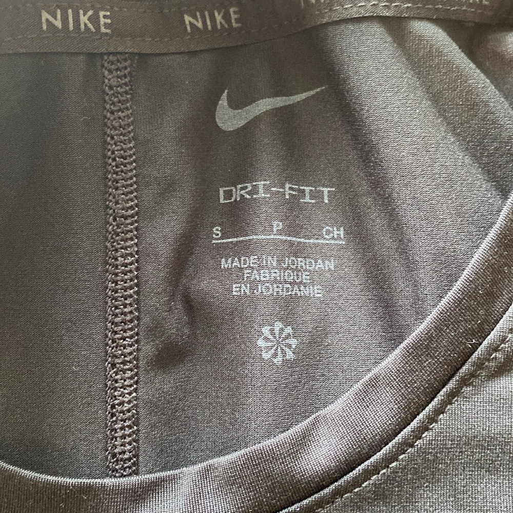Black, long sleeve Nike dry fit size small adult - Picture 2 of 3